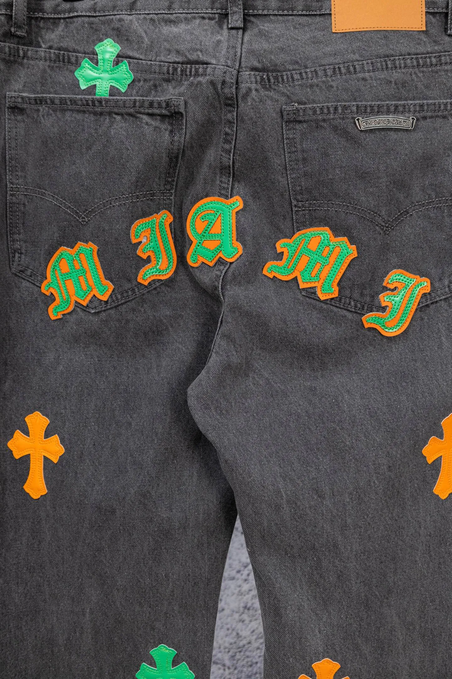 P240 Chromehearts limited edition orange and green classic cross patch leather gray jeans, priced at 34W level, patchwork cross pattern embellishment, washed jeans! ! An absolutely high-end luxury product, a 1.9W-level god-level single product, a super popular product, made by top heavy industry, a magic weapon that cannot be missed! [About Zangyin] This is an extremely luxurious fashion brand that can also be called the aristocracy of the high street. It has always been an exclusive brand for some hipsters or rich second generations. Compared with ordinary high streets, it is more luxurious and noble. Compared with luxury brands, it is more fashionable and individual. It has always been a brand that I have a special liking for. [Top heavy industry fashion design] Consistently high-street luxury style. Speaking of this style, the Zangyin family and GU family are definitely the leading representative brands. Especially the Zangyin family has really achieved a state-of-the-art effect in creating high-street style. The unique washed material is used to create this style. The color system is already quite eye-catching. After it is decorated with patchwork cross flowers, it cleverly highlights the charm of the brand. Secondly, this style uses classic The high-waist cutting design highlights the long legs and fashionable temperament of the upper body. The brand is highly recognizable and the slim fit configuration is more suitable for daily wear. It is a product that interprets personality, fashion, and specifications at a glance. This single product is enough to make any fan excited. It can be a white T-shirt for a youthful college style, or a tight suspender for a royal style. It has strong matching ability and can be easily controlled by men.  [Materials and craftsmanship] Needless to say, this point goes without saying. As an excellent craftsman brand, Zangyin’s requirements for details and craftsmanship are really perfect. The washed color of this model has gone through so many processes, not to mention the embellishment of denim appliques. It is also purely hand-made and sewn. Just like what they believe in, only hand-made things have soul and have the meaning of wear. A top-notch heavy-duty fashionable denim item, I look forward to your perfect interpretation! !  Color: Gray Size: 28-34